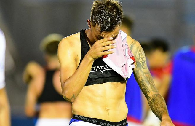 Mathías Suárez, debutante en Nacional, se va de la cancha visiblemente molesto