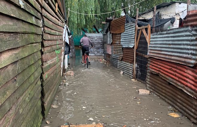 asentamiento-pobreza-casas-inundadas-agua-pasajes.jpg
