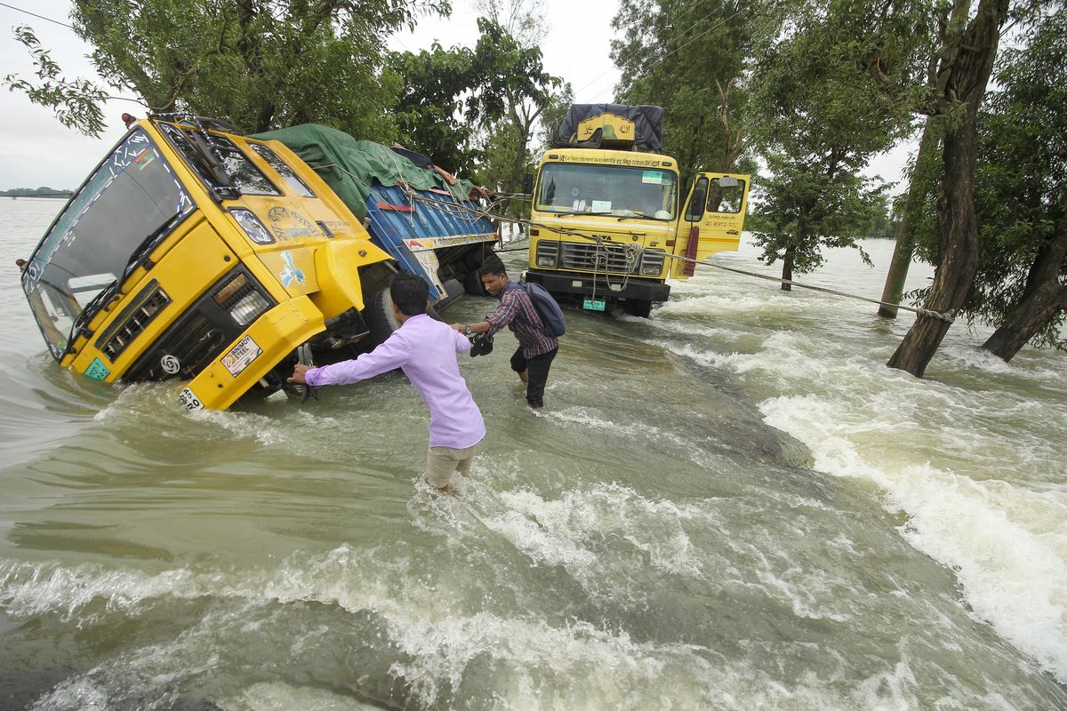 Las inundaciones son una amenaza habitual para millones de personas en las zonas bajas de Bangladesh, pero los expertos dicen que el cambio climático está aumentando su frecuencia, ferocidad e imprevisibilidad. Foto: AFP.&nbsp;