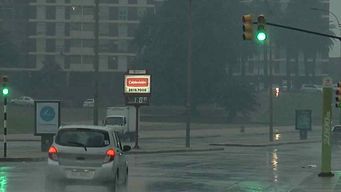 una doble alerta por tormentas fuertes y lluvias intensas afecta a gran parte del pais