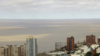 Foto: canal 10. Imagen aérea de la rambla de Montevideo, pasada la hora 8:00 de este viernes.