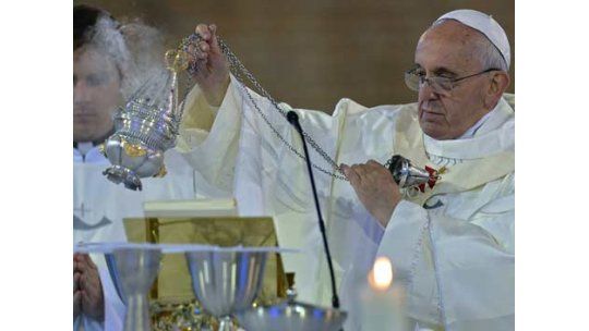 El Papa pidió “perdón” por no hablar portugués y fue ovacionado