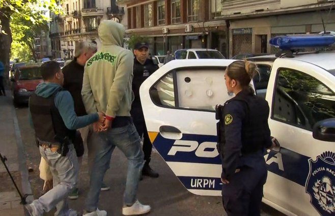 Foto: Subrayado. Detención tras el allanamiento en el Centro de Montevideo.