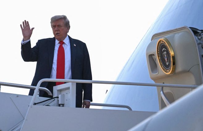 afp-donald-trump-avion-saludo