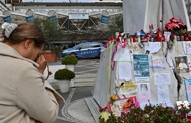 mujer-reza-papa-francisco-hospital-gemelli-afp.jpg