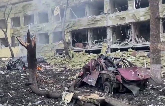 Así quedó el hospital de Mariúpol tras el bombardeo. Foto: AFP, captura de video de la policía de Ucrania.