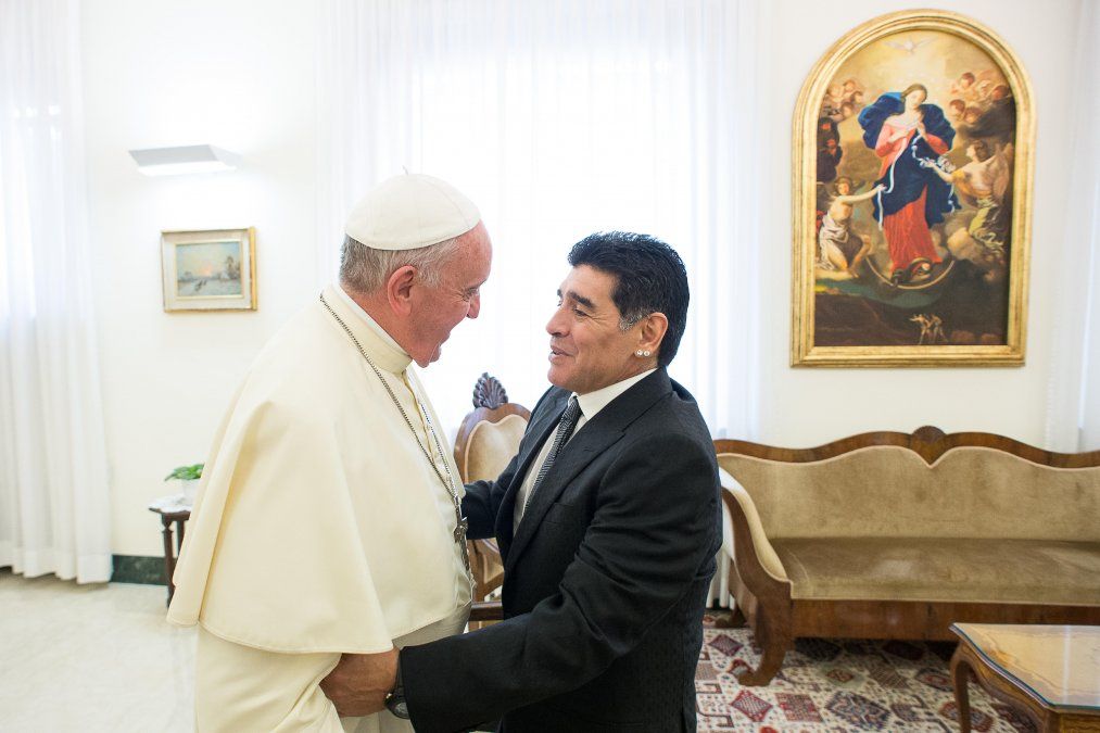El Papa Francisco con Maradona en el Vaticano el 4 de septiembre de 2014.