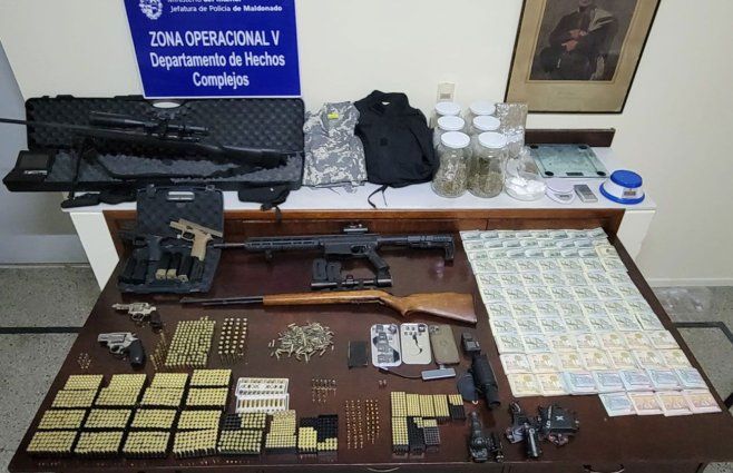 Rifles con miras telescópicas, armas adulteradas, drogas y dinero; todo lo que tenía delincuente condenado en Maldonado. Foto: Ministerio del Interior.