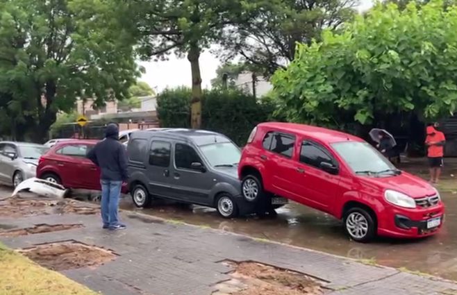 autos-calle-inundada-Montevideo-enero-17.jpg