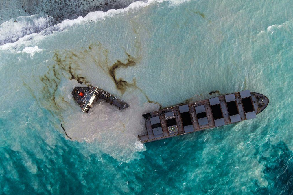 El granelero MV Wakashio que encalló y se rompió en dos partes cerca del Blue Bay Marine Park. El barco ha filtrado más de 1.000 toneladas de petróleo en aguas cristalinas frente a la costa de Mauricio.