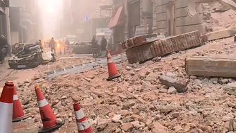 ciudad vieja en ruinas: ¿que paso en la calle 25 de mayo con derrumbes y autos destruidos?