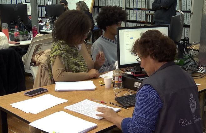 El trabajo de verificación de firmas en la Corte Electoral.&nbsp;