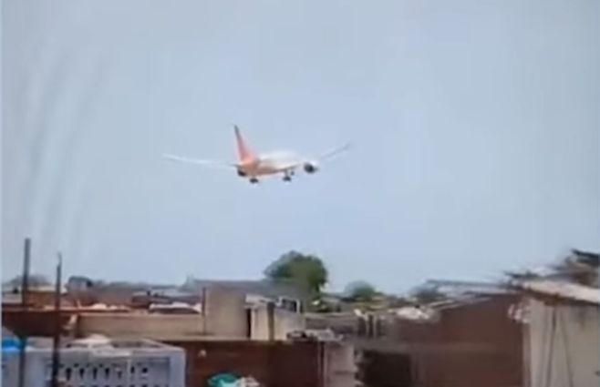 El avión antes de estrellarse. Foto: captura de video publicado en redes sociales.