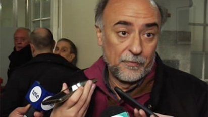 El sociólogo Mieres votó en el Colegio Adoratrices en Mercedes y Ejido