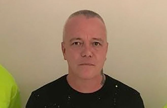 Velásquez inició su carrera criminal siendo adolescente y pronto se volvió del círculo íntimo de El Patrón del Mal. Entre 1992 y 2014 estuvo en la cárcel por sus asesinatos por encargo. 