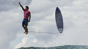 la mejor foto de los juegos olimpicos: el surfista gabriel molina festeja suspendido en el aire su mejor ola