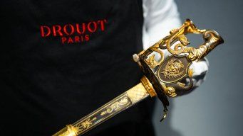 El sable de Napoleón subastado en París. Foto: AFP.
