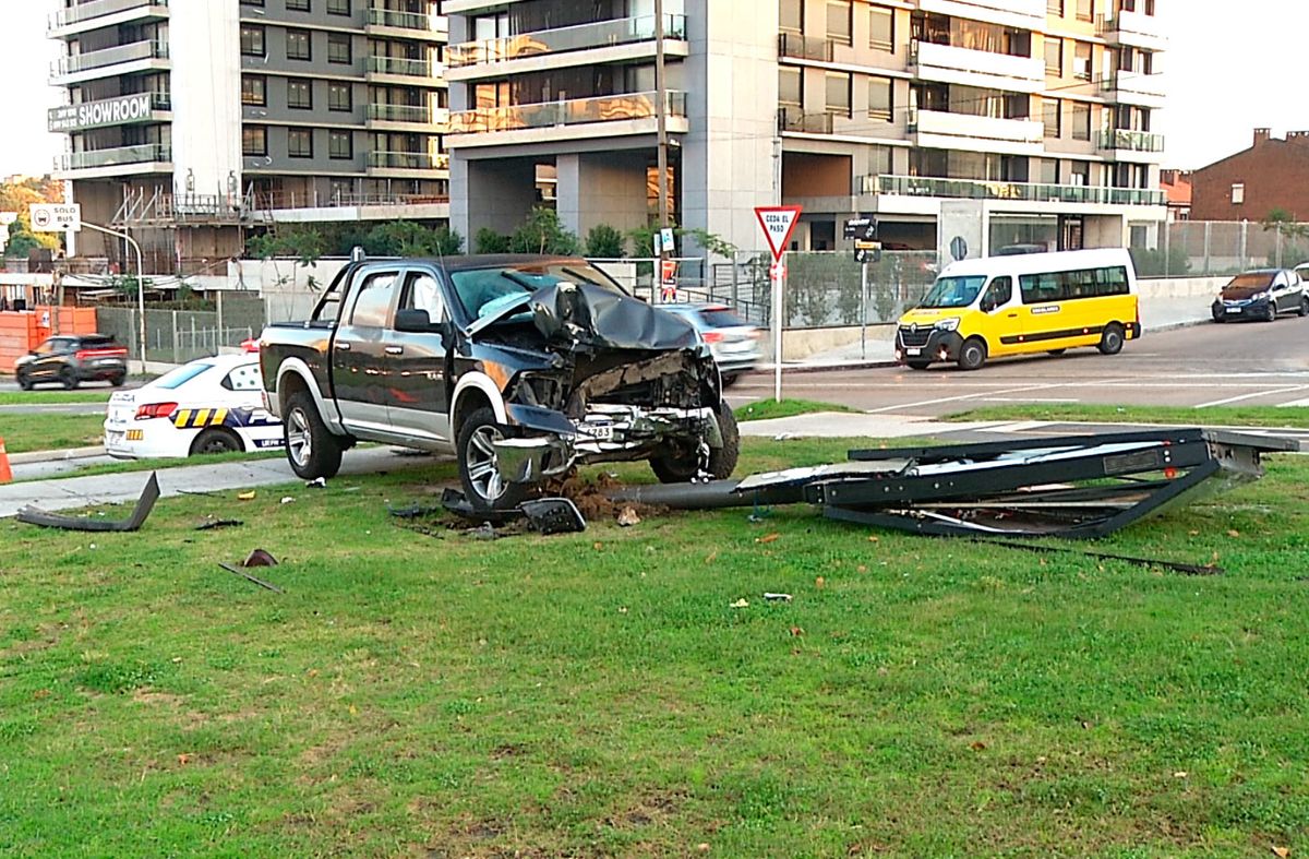 Foto: Subrayado. La camioneta quedó en el cantero central de avenida Italia, tras la persecución. Foto: Subrayado. La camioneta quedó en el cantero central de avenida Italia, tras la persecución.