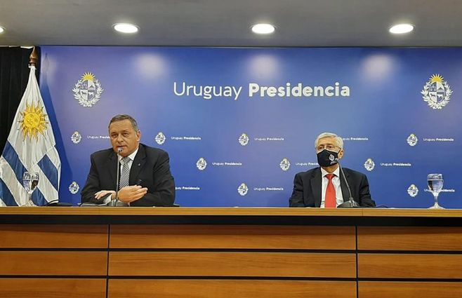 Álvaro Delgado y Tavaré Viera anuncian vacunas para turistas y para niños uruguayos. Foto: Presidencia.