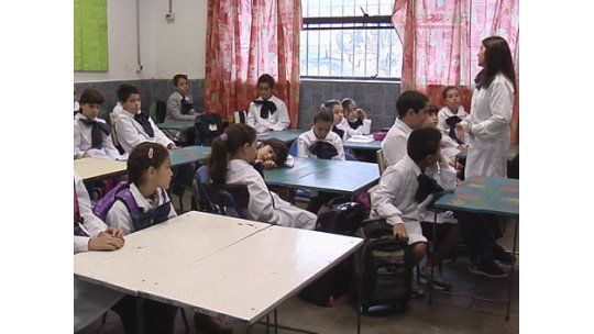 Maestra agredida por una madre con patadas en la boca