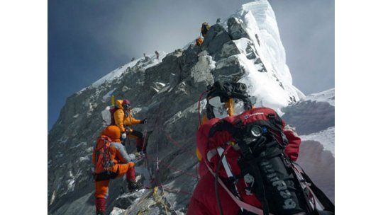 Alud trágico en el Everest deja al menos 12 guías muertos
