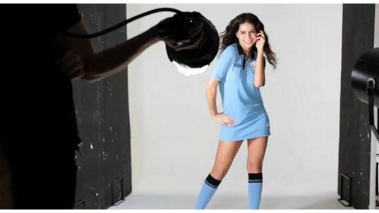 Zaira le tira un centro a Forlán vía twitter por la Copa América