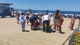 Adolescente lesionado en playa Brava. Foto: Intendencia de Maldonado.