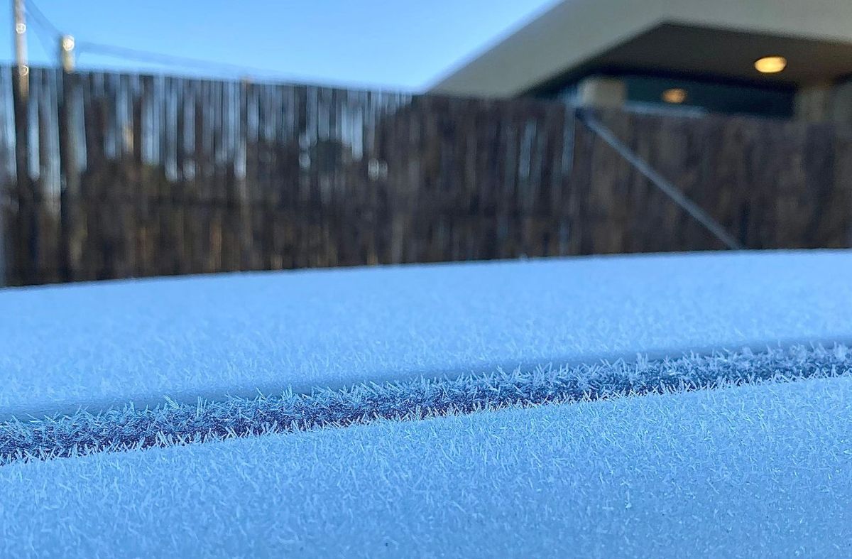 La capital y localidades metropolitanas amanecieron con fuertes heladas que dejaron escarchas en el pasto y en los autos que estaban al aire libre. Foto: Maxi Borges