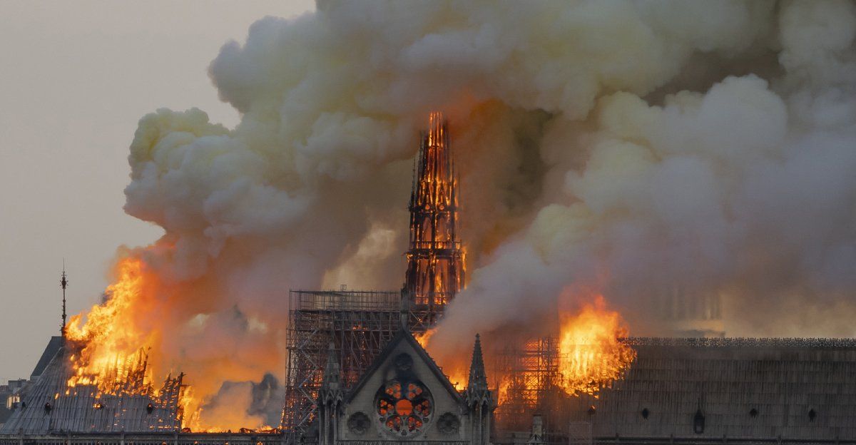 Intensas columnas de humo mientras la llamas arden a través del techo de la Catedral Notre Dame de París