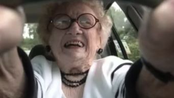 una italiana de 103 anos fue sorprendida al volante en plena noche y sin permiso