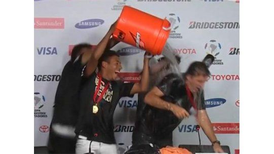 Jugadores del Atlético Mineiro bañan a DT en plena conferencia