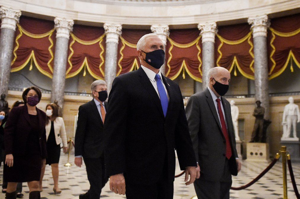 Mike Pence regresa de la Cámara seguido de una procesión del Senado en el Capitolio, el 7 de enero de 2021 en Washington, DC.