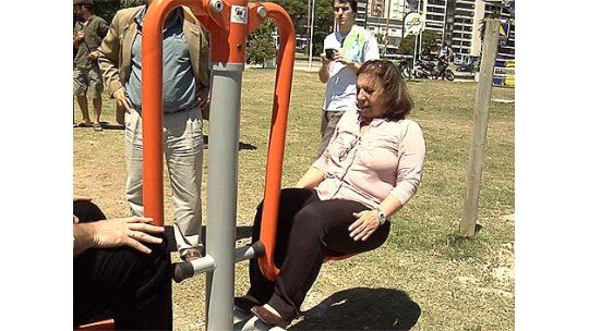 Ana Olivera inauguró zona de ejercicios en la rambla