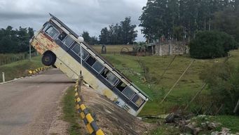 omnibus quedo sin frenos y termino colgando de un puente en nueva carrara