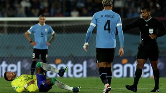 Neymar lesionado ante Uruguay, en el Estadio Centenario. Foto: AFP