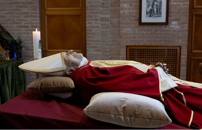 El cuerpo de Benedicto XVI en la capilla ardiente. AFP: