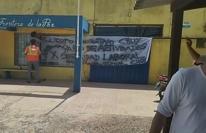 Funcionarios colocan carteles en el Municipio del Chuy.