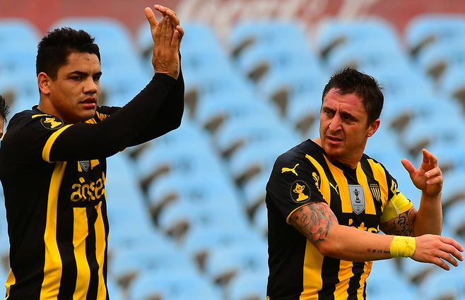 El Toro Fernández y Cebolla Rodríguez celebran el tanto aurinegro ante River Plate.&nbsp;