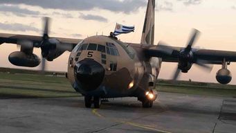 avion hercules de la fuerza aerea partira el miercoles para repatriar uruguayos en israel