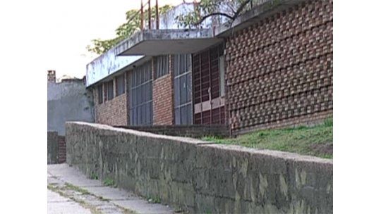 Padres cada vez más molestos por ausencia de luz en una escuela