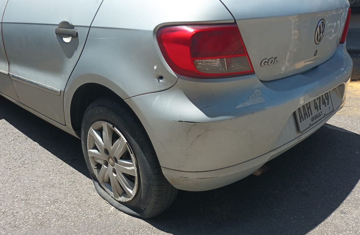 Foto: Beatriz Martínez, periodista de Subrayado. Auto con impactos de bala en el lugar del tiroteo. Foto: Beatriz Martínez, periodista de Subrayado. Auto con impactos de bala en el lugar del tiroteo.