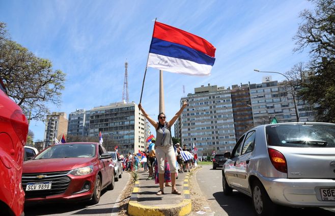 Foto: FocoUy. Caravana del Frente Amplio en Montevideo.