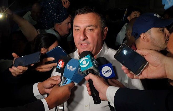 El candidato del Partido Nacional dentro de la Coalición Republicana, Carlos Albisu, en rueda de prensa tras ganar en Salto.