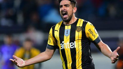 Lucas Viatri convierte el segundo de Peñarol cuando más arreciaba Defensor. UN cabezazo al ángulo dejó sin asunto al arquero Fuentes de Defensor Sporting
