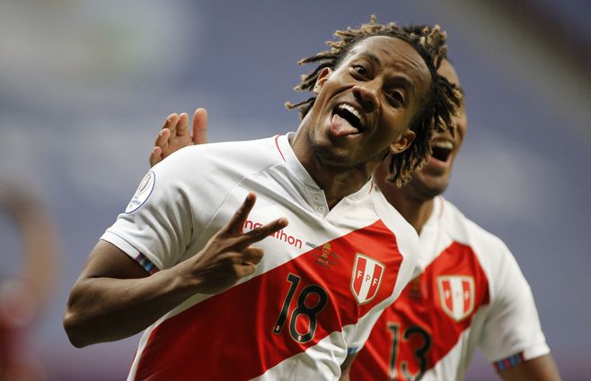 André Carrillo convierte el gol que mete a Perú en cuartos de fnal.