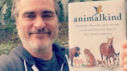 joaquin phoenix, ganador del oscar por joker, encabeza gunda, un documental provegano