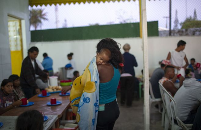 venezolanos en un merendero en Pacaraima, Roraima brasil AFP.jpg