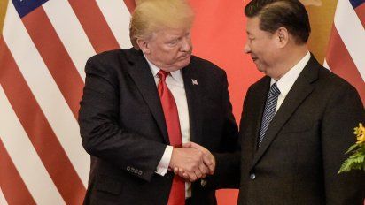 Trump y Xi Jinping se dan la mano en 2017.&nbsp;