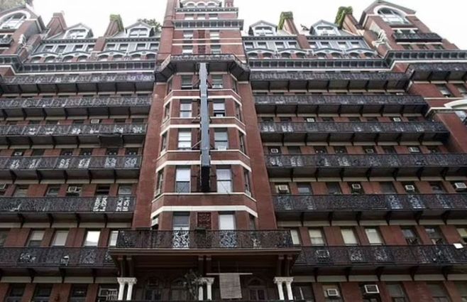 El mítico Chelsea Hotel, donde las estrellas de rock solían tener encuentros sexuales con fans. Jim Morrison, Dylan y otros tenían allí apartamentos