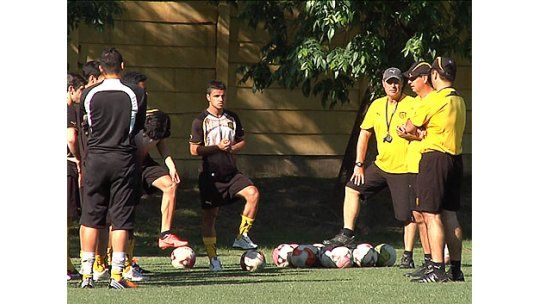 Peñarol ganó y sigue como único líder del Apertura 2012